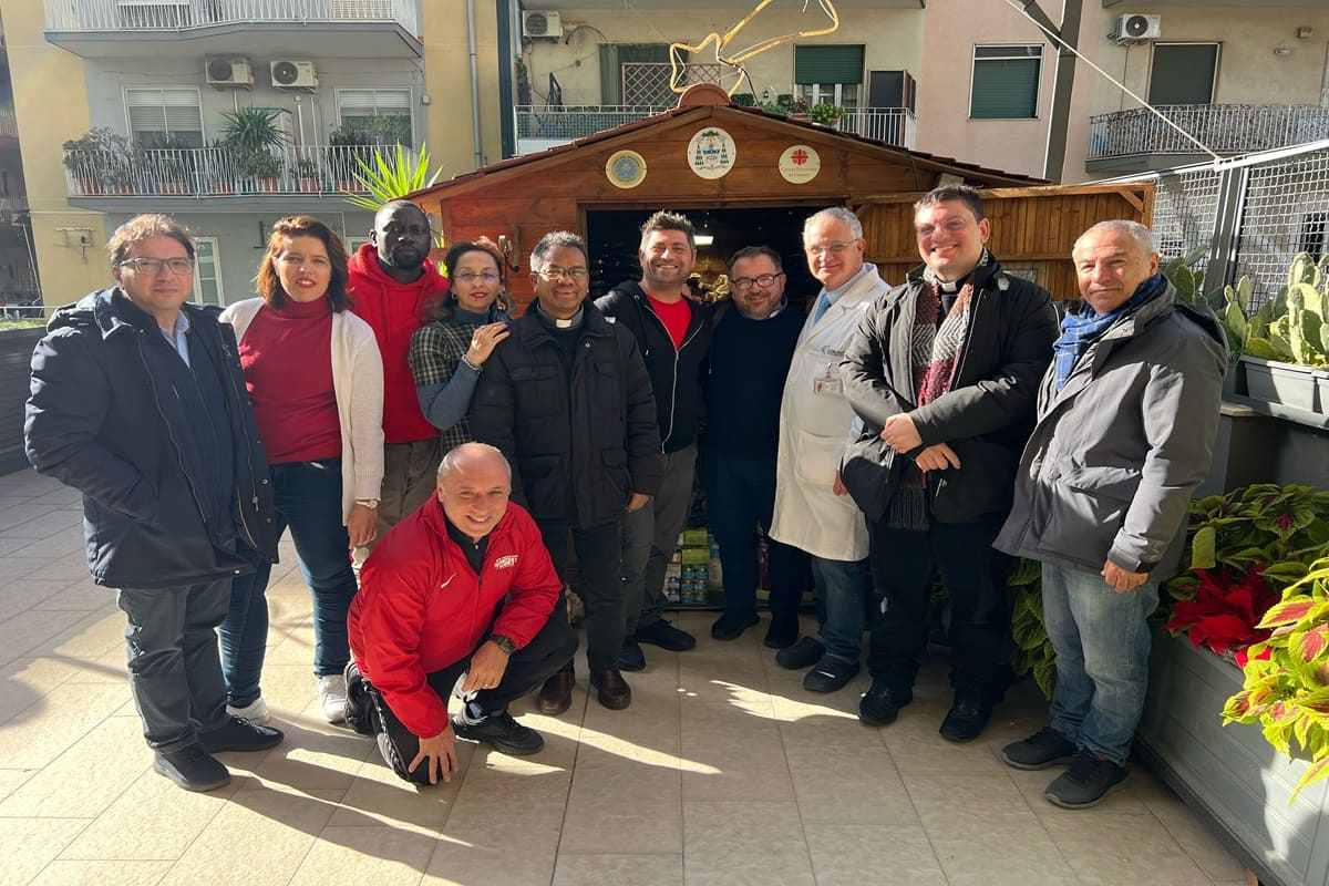 Un Natale pieno d’amore per i più bisognosi, la Casetta della solidarietà apre le porte alla Caritas