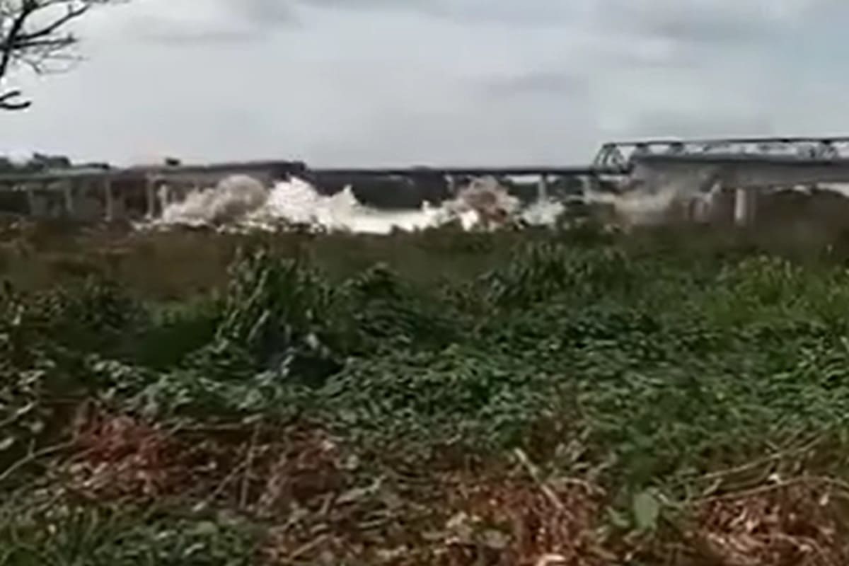 VIDEO | Il ponte crolla improvvisamente, almeno una vittima e diversi dispersi: disastro in Brasile