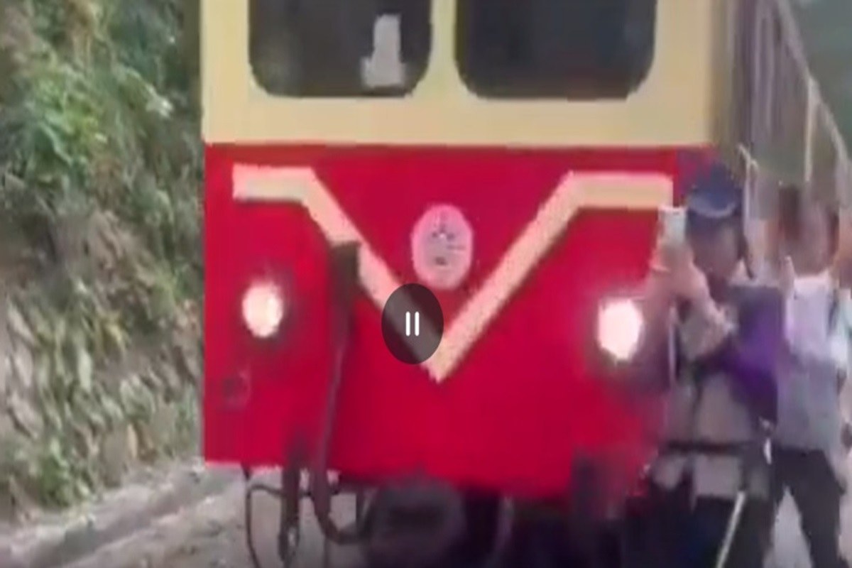 VIDEO | Tragedia sfiorata sui binari, treno travolge turista mentre fa un selfie