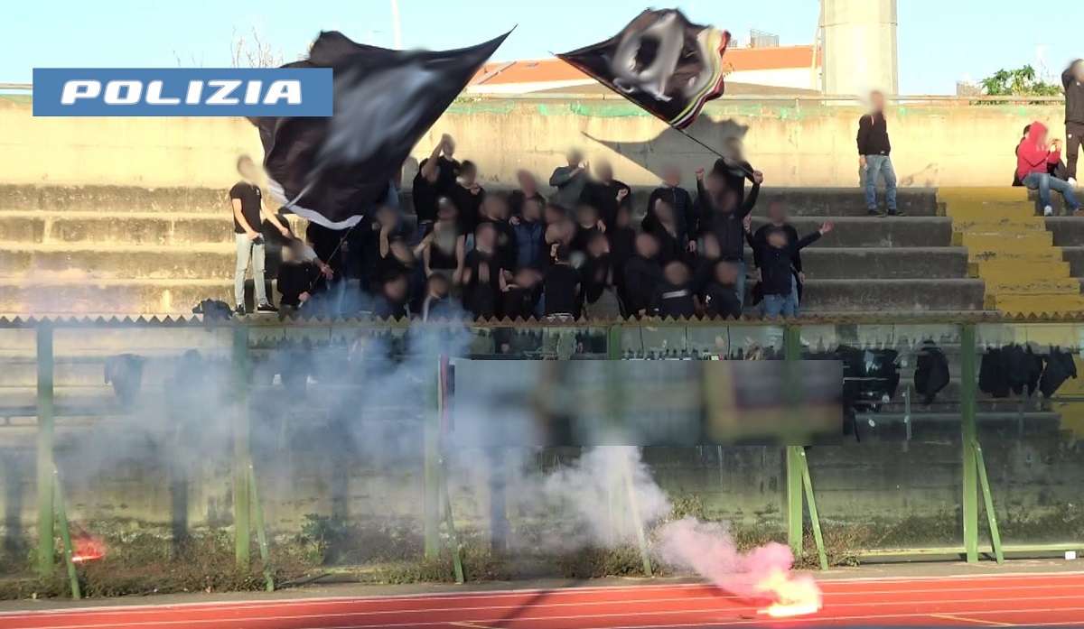 Stadio “Aci e Galatea”, fumogeni e petardi sugli spalti: denuncia e Daspo per 4 ultras della Nissa