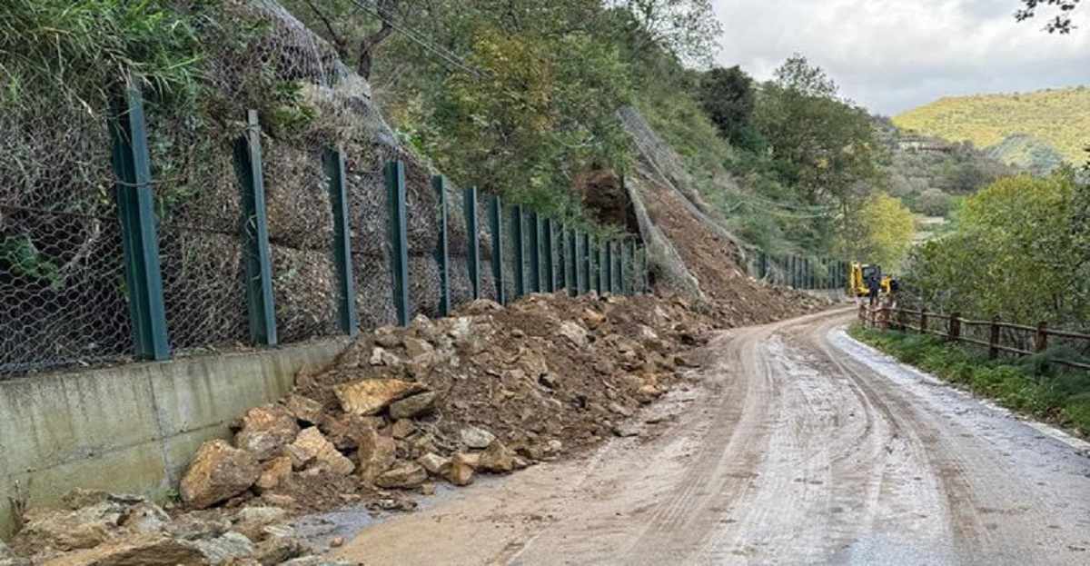 Frana sulla Sp27 nel Messinese, intervento per il ripristino del transito
