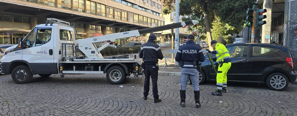 Catania, auto in sosta in tripla fila in zona Corso Sicilia: via alle sanzioni