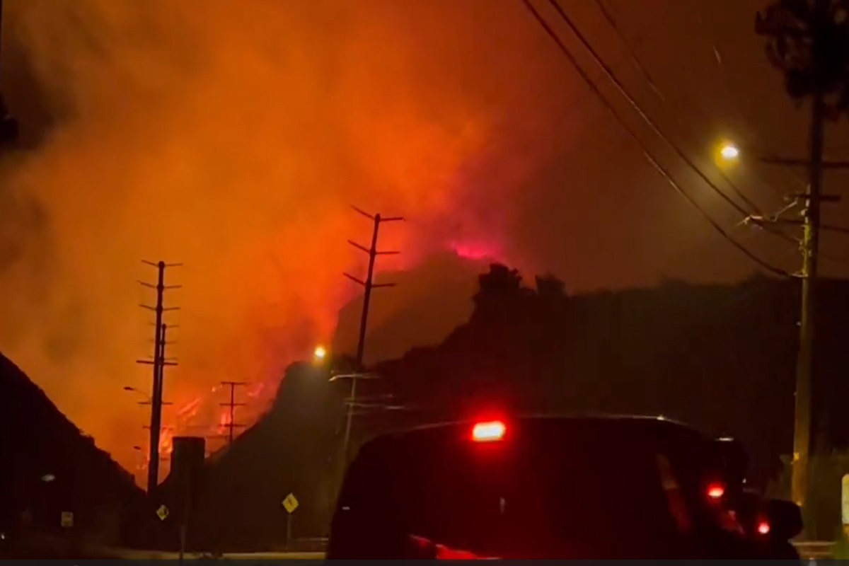 VIDEO | Le fiamme devastano i boschi, case evacuate e scuole chiuse: l’incendio a Malibu