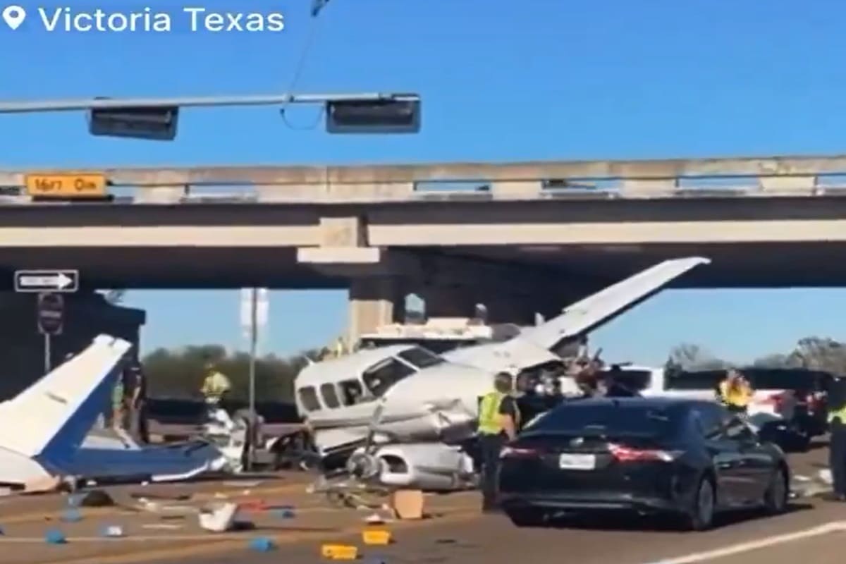 VIDEO | Incredibile in strada, aereo costretto ad atterraggio d’emergenza travolge auto