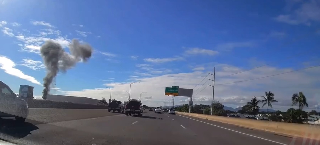 VIDEO | Aereo si schianta contro un edificio a Honolulu