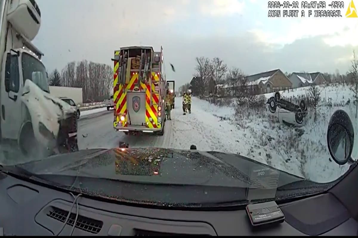 VIDEO | Pauroso schianto tra camion e furgone dei pompieri su strada ghiacciata