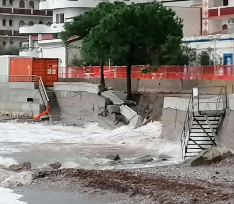 Maltempo e paura a Capo d’Orlando: crolla il muraglione del lungomare di San Gregorio