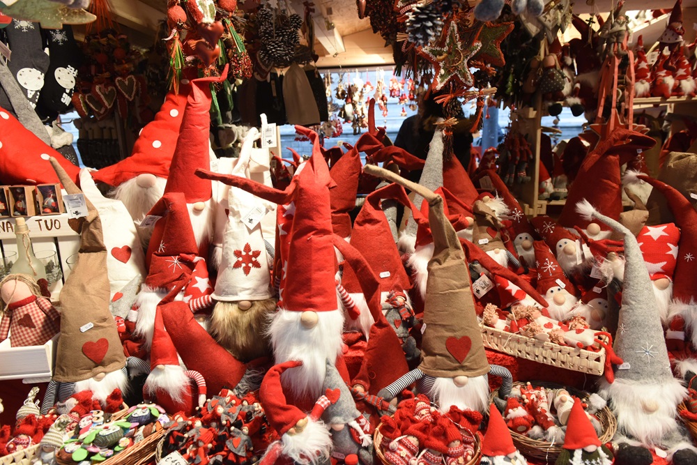 Natale, la magia che si rinnova tra mercatini colorati e presepi