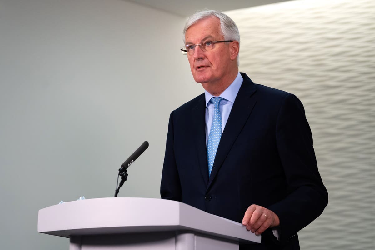 Francia nel caos, il governo Barnier cade in tempi record: Eliseo ad un bivio