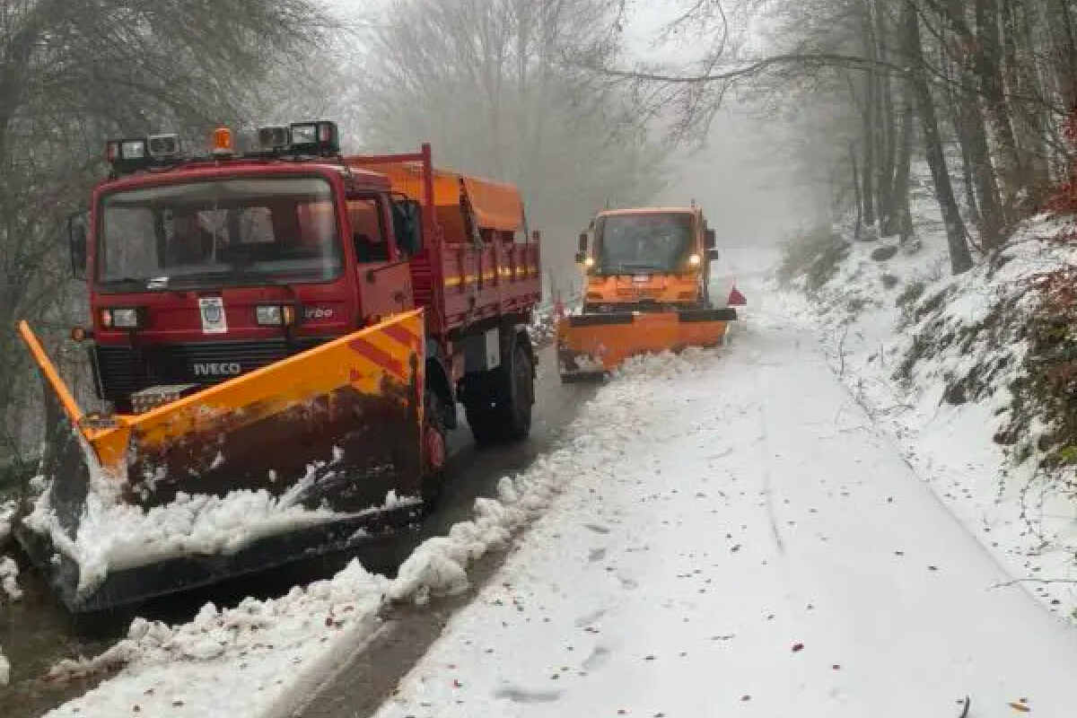 Neve in Sicilia, mezzi spazzaneve in azione sui Nebrodi per pulire le strade