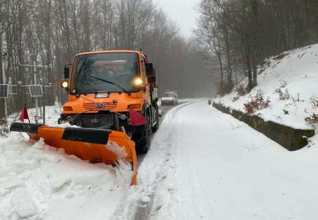 Emergenza maltempo sui Nebrodi, mezzi spazzaneve in azione per ripristinare il traffico