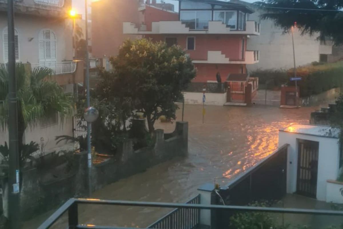 Nubifragio improvviso nel Messinese, scatta la chiusura delle scuole: l’ordinanza a Milazzo