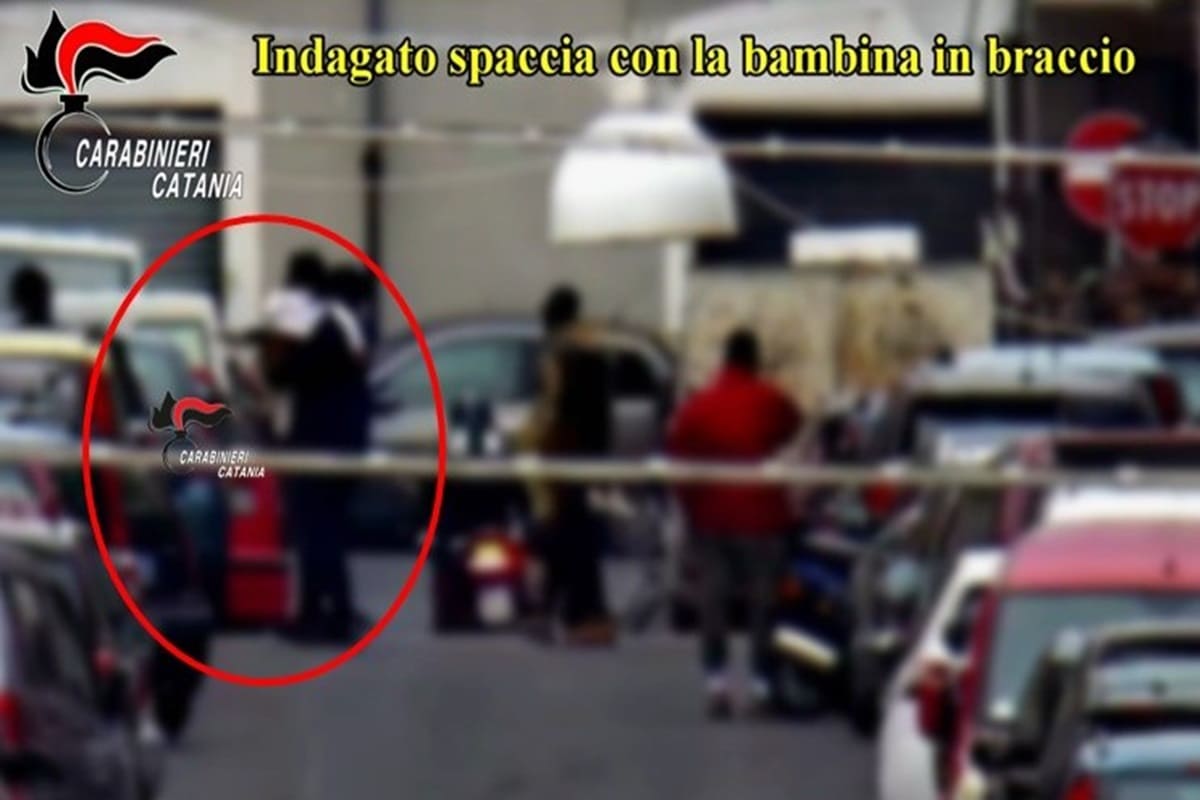 NOMI e VIDEO | Pusher con i bimbi in braccio e spaccio a Catania, scatta l’operazione Villascabrosa