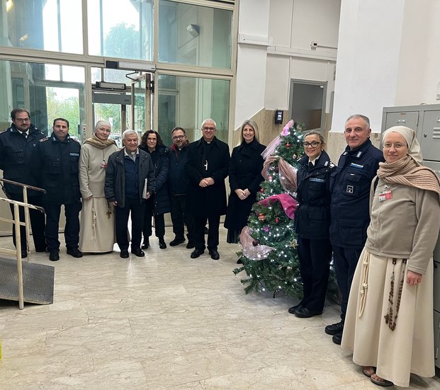 L’arcivescovo Renna ai detenuti di Piazza Lanza: “Natale di speranza sulle gambe della nostra solidarietà di cristiani e di cittadini”