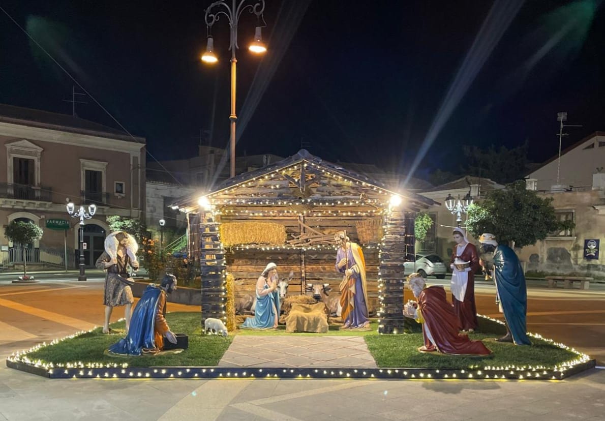 Galleria foto 'Natale, la magia che si rinnova tra mercatini colorati e presepi' - foto 1