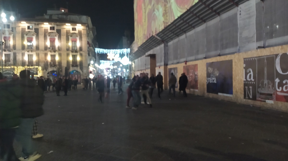 Catania, rissa tra giovani in piazza Duomo: intervento della Polizia