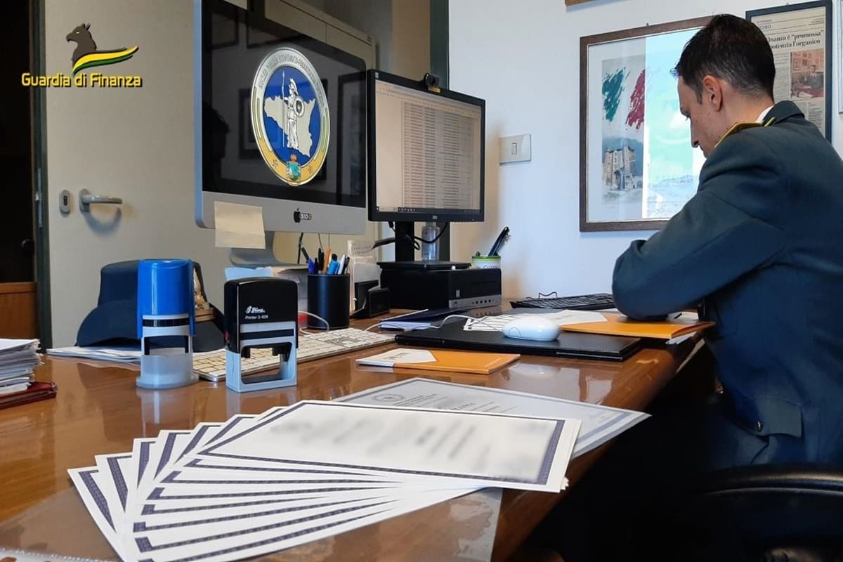 Caso Jean Monnet, lauree false e il “business” delle rette nascoste al Fisco: scatta maxi sequestro