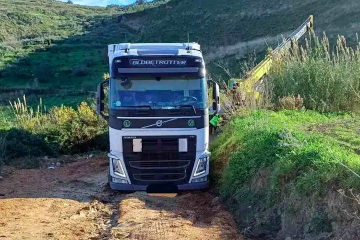 Trapani, tir segue navigatore e rimane bloccato in una strada: intervengono i soccorsi