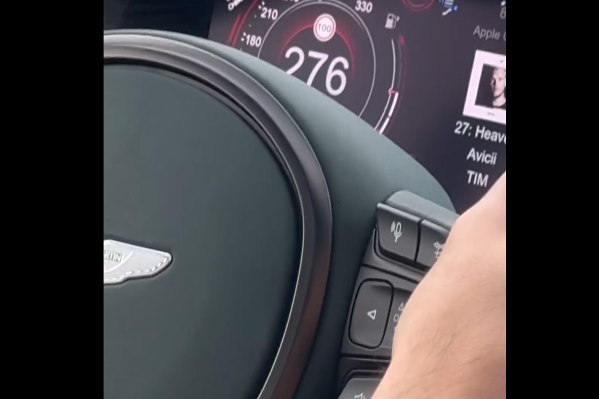 VIDEO | Folle corsa in auto per Tsitsipas, velocità a 276 km/h: è “bufera” sui social