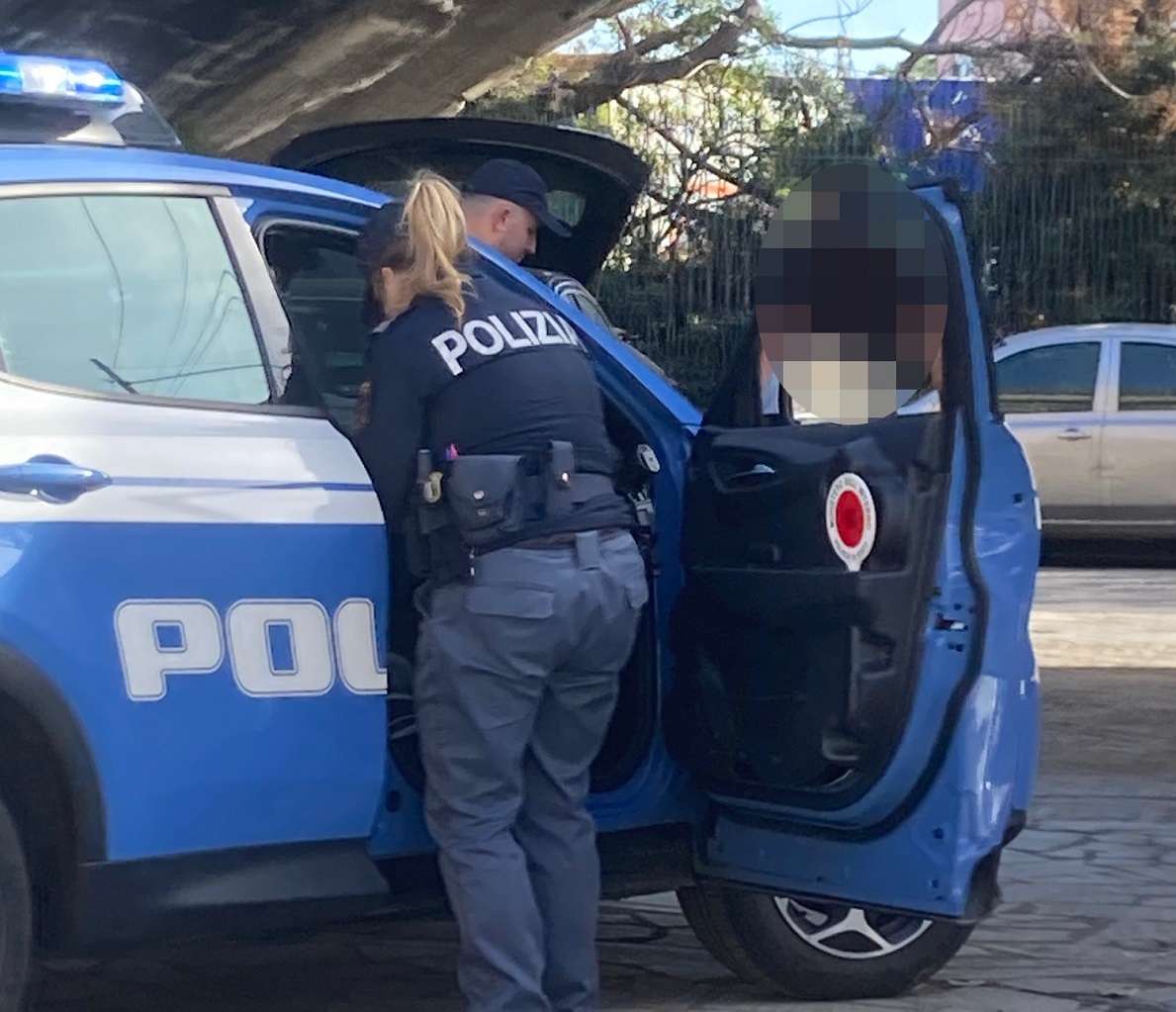 Aggredita e stuprata vicino la fermata degli autobus, arrestati due uomini a Catania