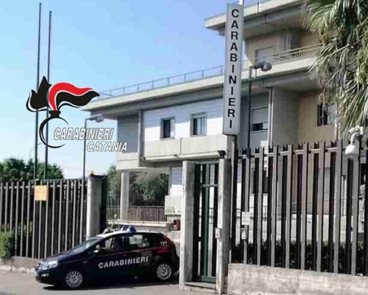 Figlio violento aggredisce il padre a Viagrande, 24enne arrestato