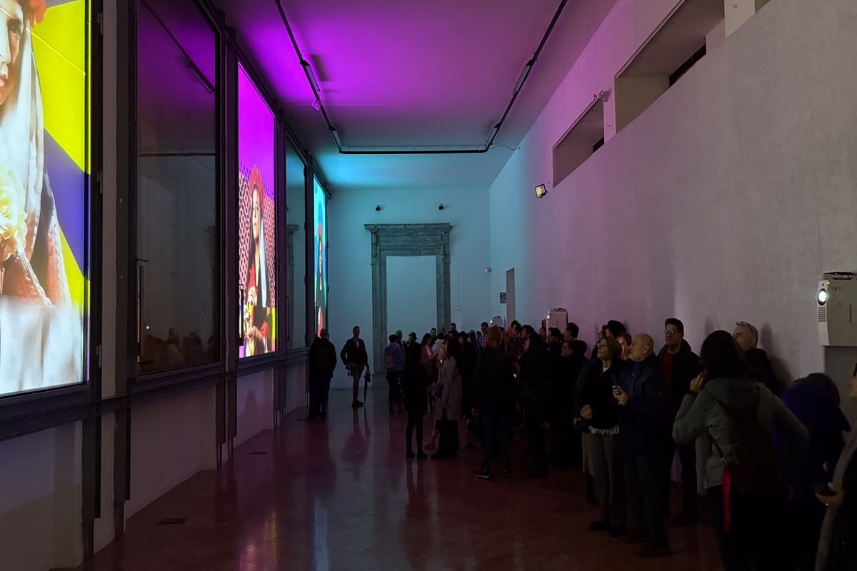 L’omaggio a Santa Rosalia, 400 volti di donne illuminano il Loggiato San Bartolomeo