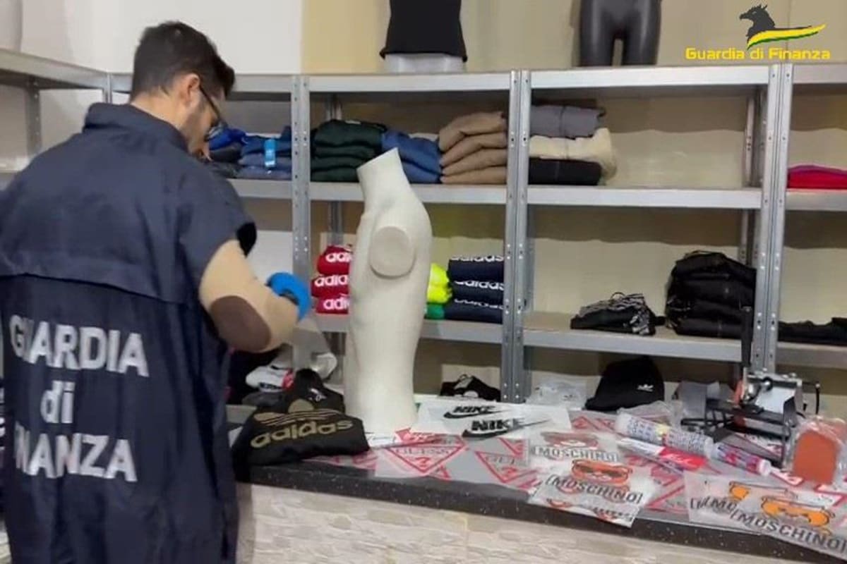 VIDEO | La “boutique” di vestiti contraffatti in un garage, scatta il blitz: maxi sequestro a Comiso