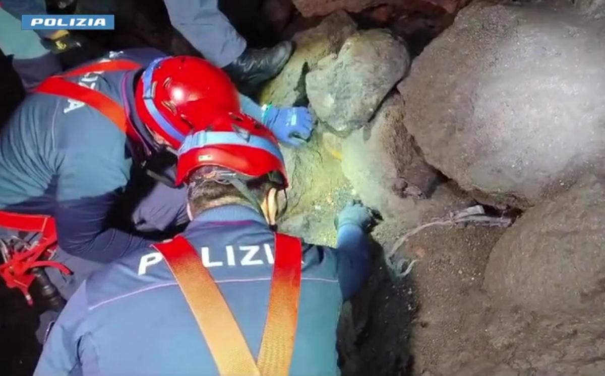 FOTO e VIDEO | San Giovanni Galermo, bomba a mano recuperata in una grotta lavica