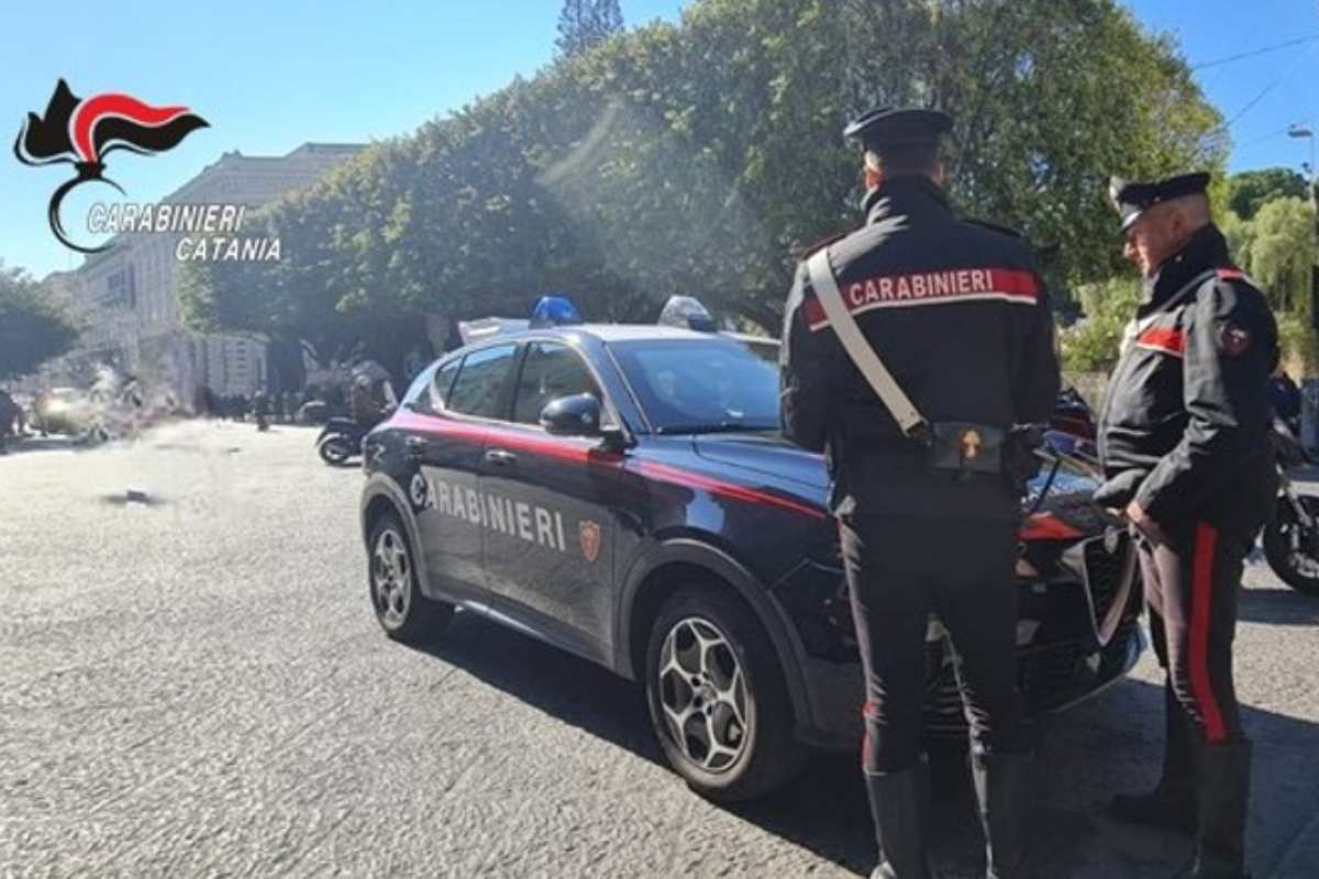 Catania, ruba in un negozio e aggredisce la commessa: arrestata 56enne