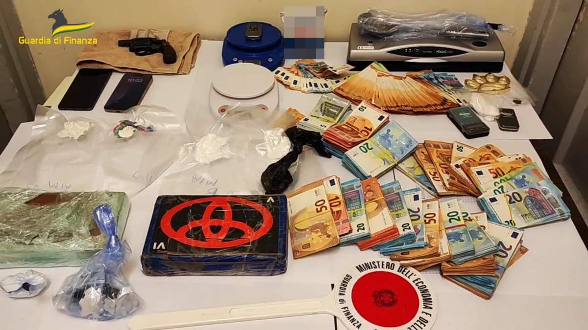 FOTO e VIDEO | Droga e armi a Gela, sequestrati oltre 2,5 kg di cocaina: tre arresti
