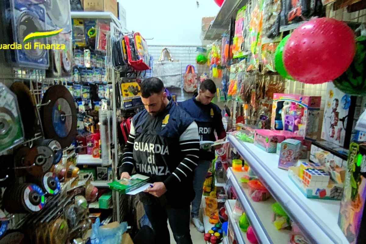 Catania, sequestrati più 22mila articoli contraffatti in un negozio cinese