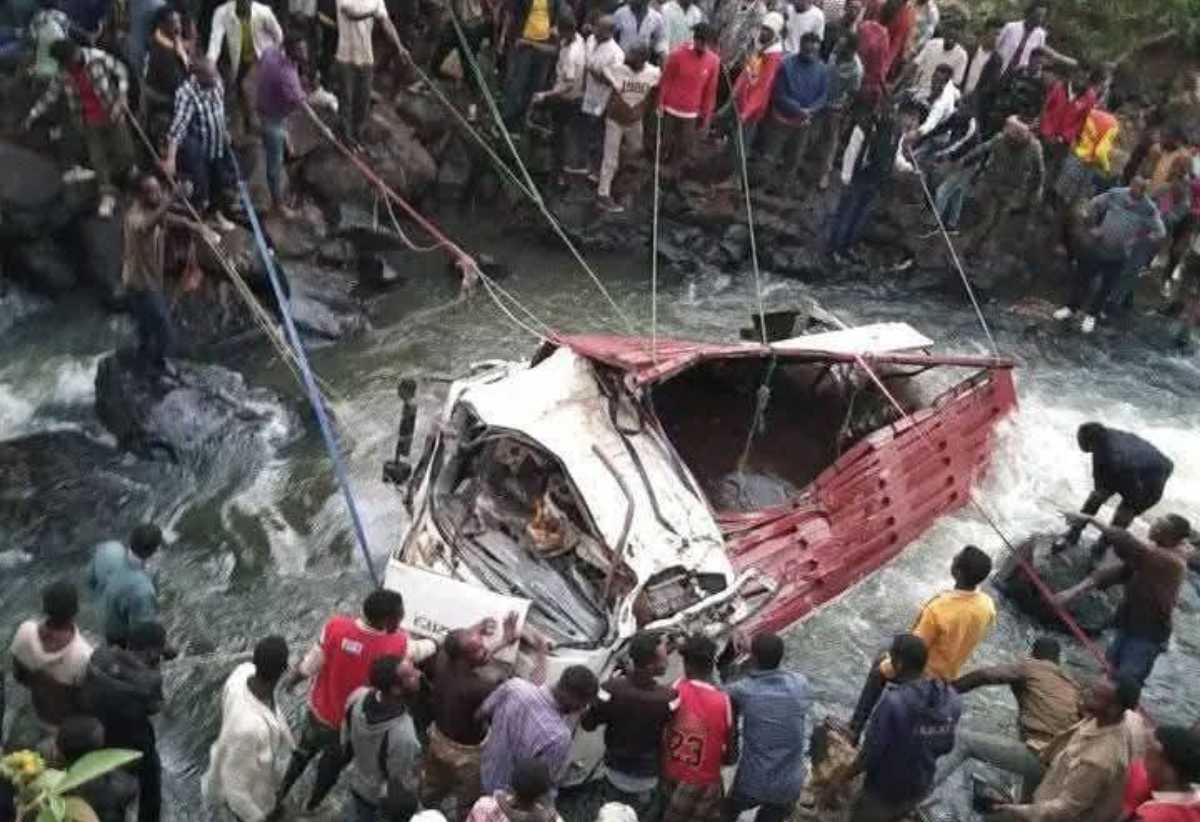 FOTO | Veicolo finisce in un burrone, oltre 70 morti e diversi feriti in Etiopia