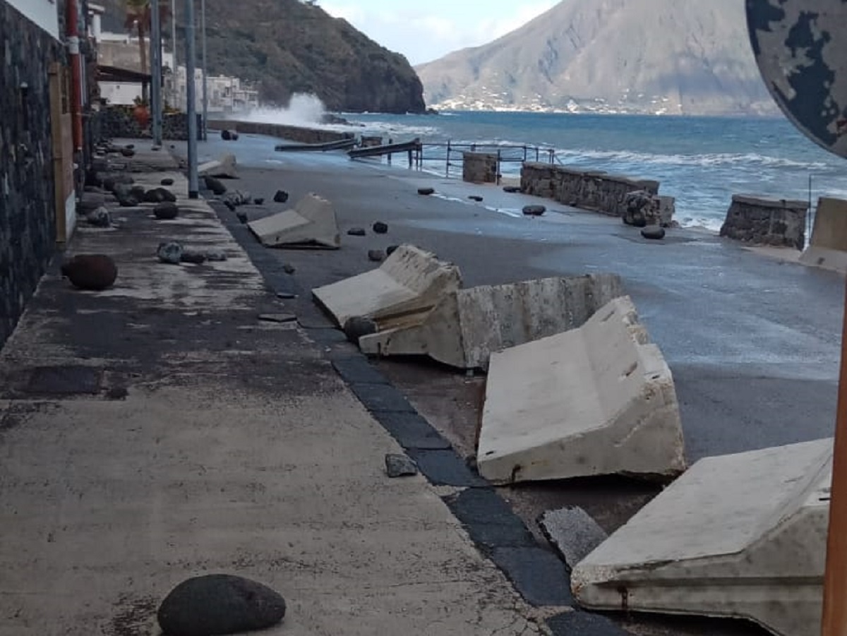 Mareggiata sradica molo a Ginostra: ostruito lo scalo aliscafi