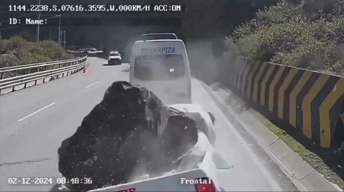 VIDEO | Masso si stacca dalla collina e colpisce un furgone: shock in Perù