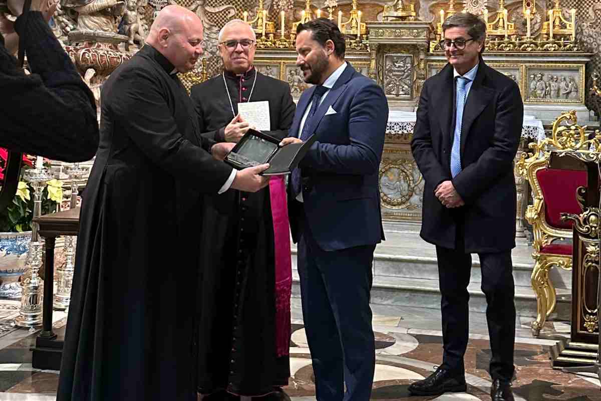Francesco Russo Morosoli inaugura le lampade restaurate della cappella di Sant’Agata in Cattedrale
