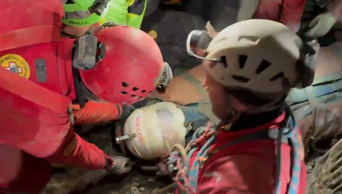 VIDEO | Intrappolata in una grotta e viva per “miracolo”: l’incredibile storia della speleologa Ottavia Piana