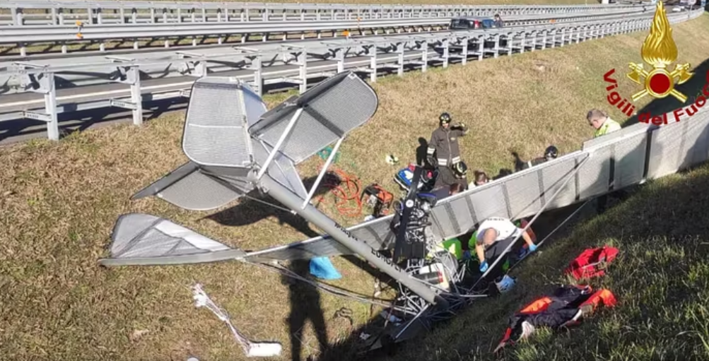 Dramma in volo, ultraleggero precipita nei pressi di un’autostrada: gravissimo il pilota