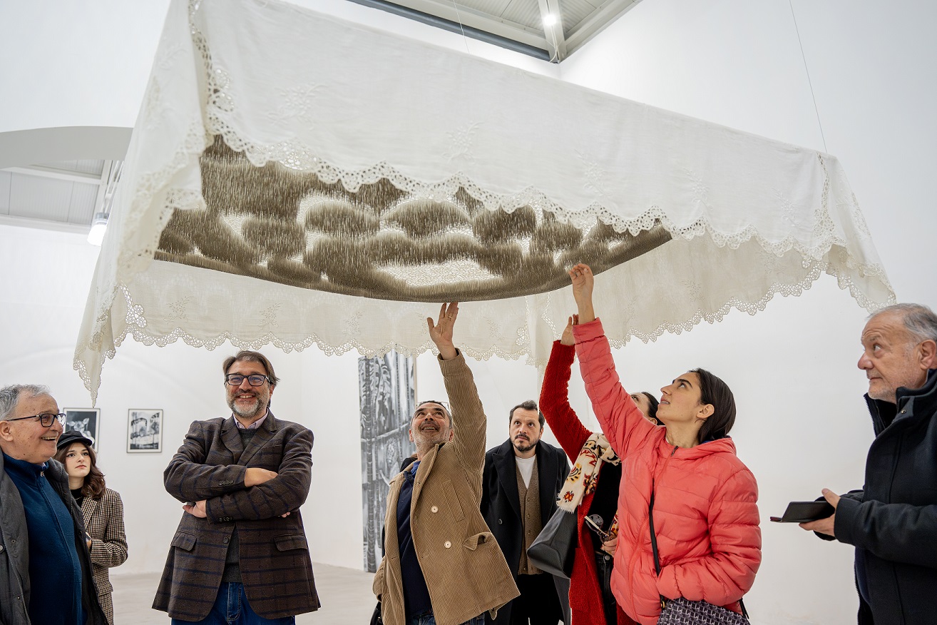 “Il viaggio interspecie” di Barbara Cammarata in mostra alla Fondazione Brodbeck di Catania. Il commento del co-curatore Cesare Biasini Selvaggi