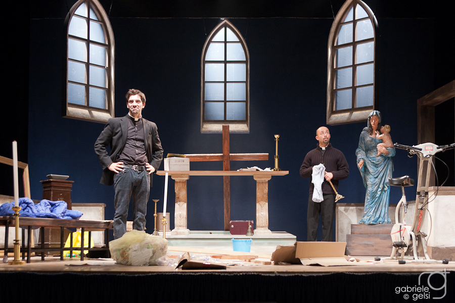 A Santa Teresa Riva, la commedia “Due preti di troppo” di e con Antonio Grosso al Nuovo Teatro Val d’Agrò