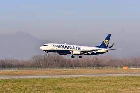 Ryanair fa causa a un passeggero: comportamento indisciplinato