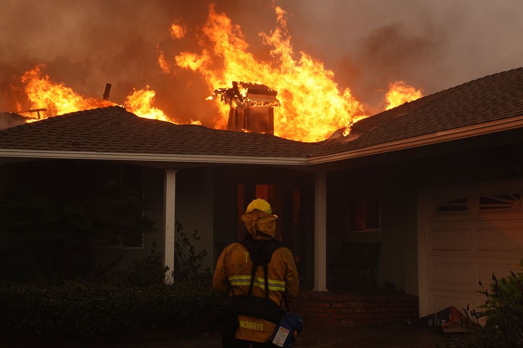Usa, nuovo incendio a nord di Losa Angeles, 20.000 evacuati Usa, nuovo incendio a nord di Losa Angeles, 20.000 evacuati