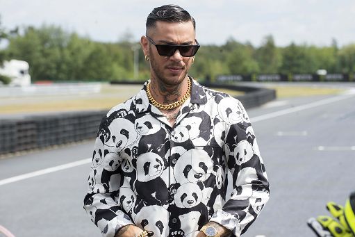 Emis Killa indagato, rinuncia a Sanremo