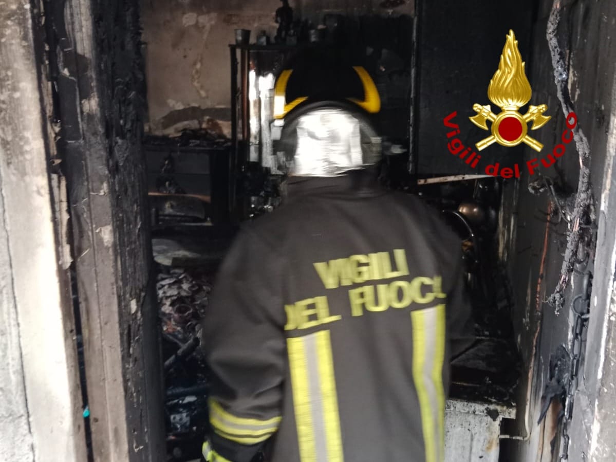 FOTO | Paura a Riposto: incendio in un’abitazione, salvata una donna