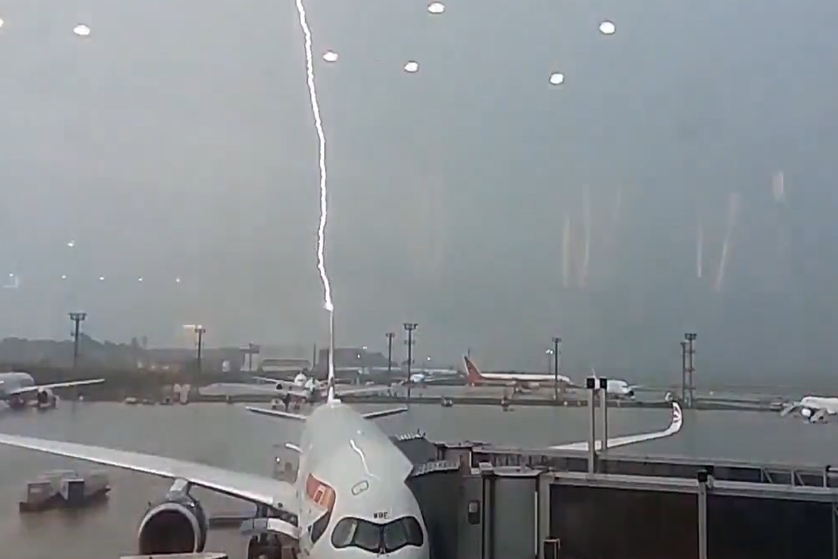 VIDEO | Incredibile fenomeno naturale, fulmine colpisce aereo: panico tra i presenti