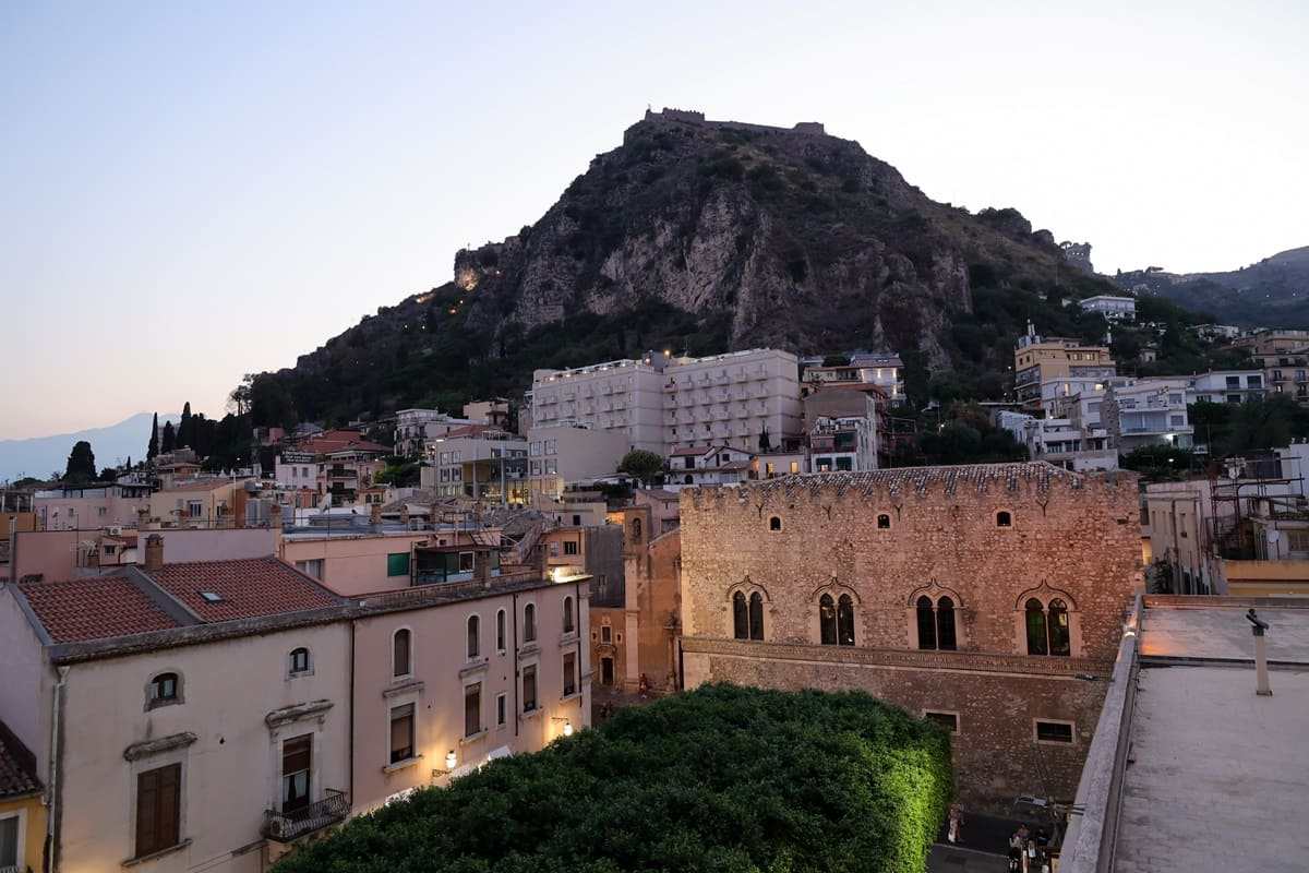 I tesori regionali (quasi) dimenticati dal turismo, dalle Eolie alle necropoli messinesi