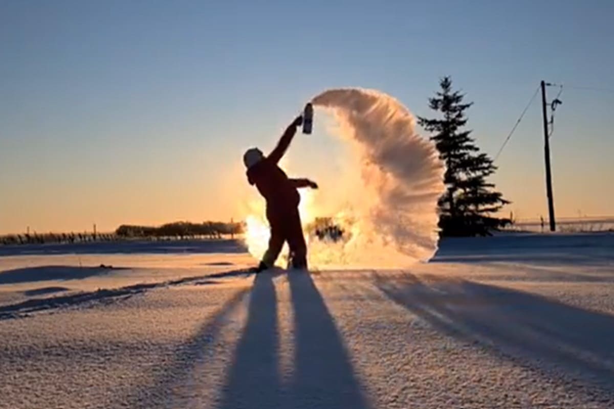 VIDEO | Freddo da record, -22 gradi e l’acqua si trasforma in ghiaccio all’istante