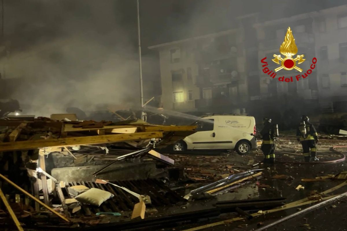 Esplosione di Catania, i soccorsi dei vigili del fuoco