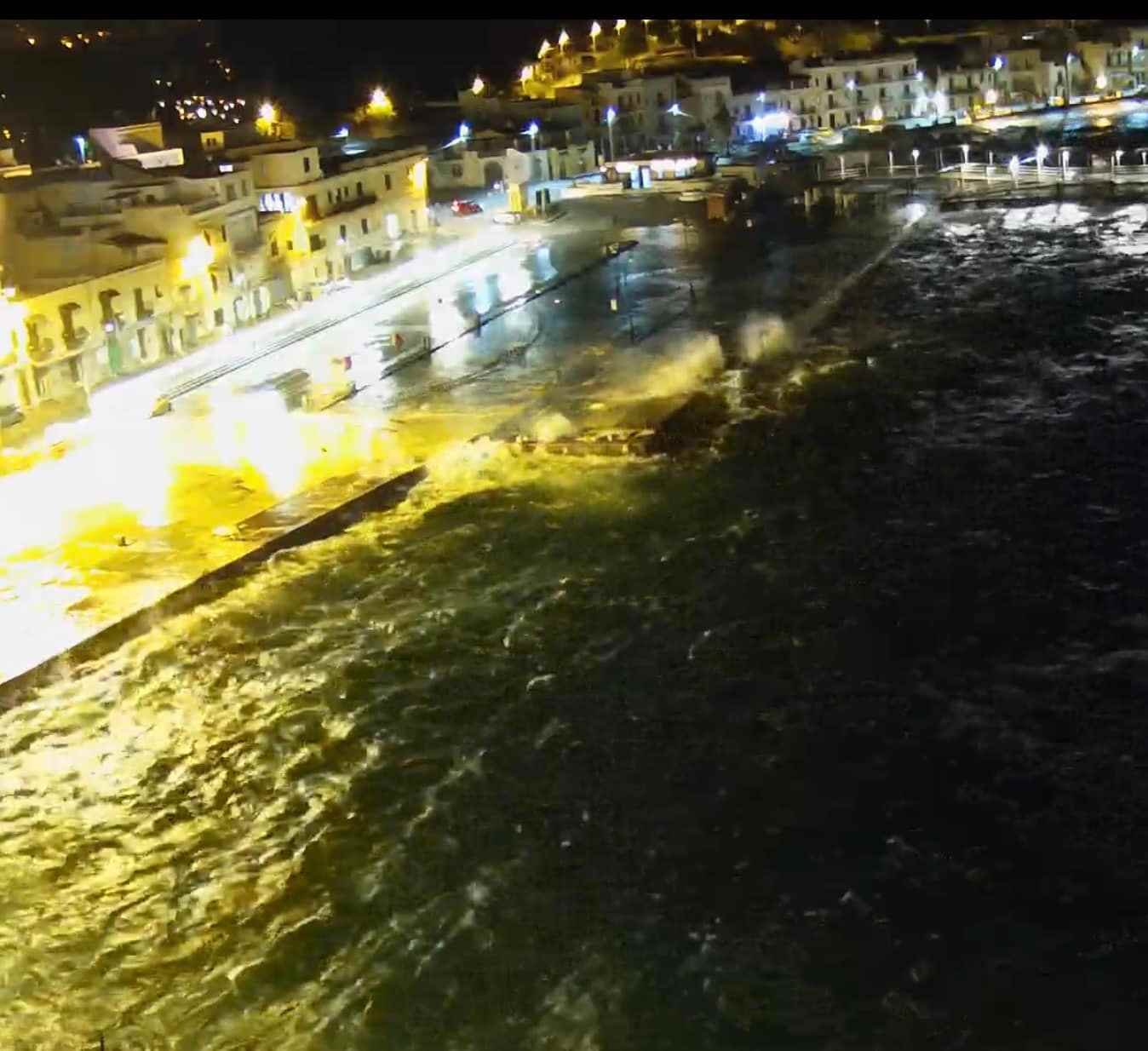 Forte mareggiata a Lipari - Foto da Facebook, edizioni Strombolibri
