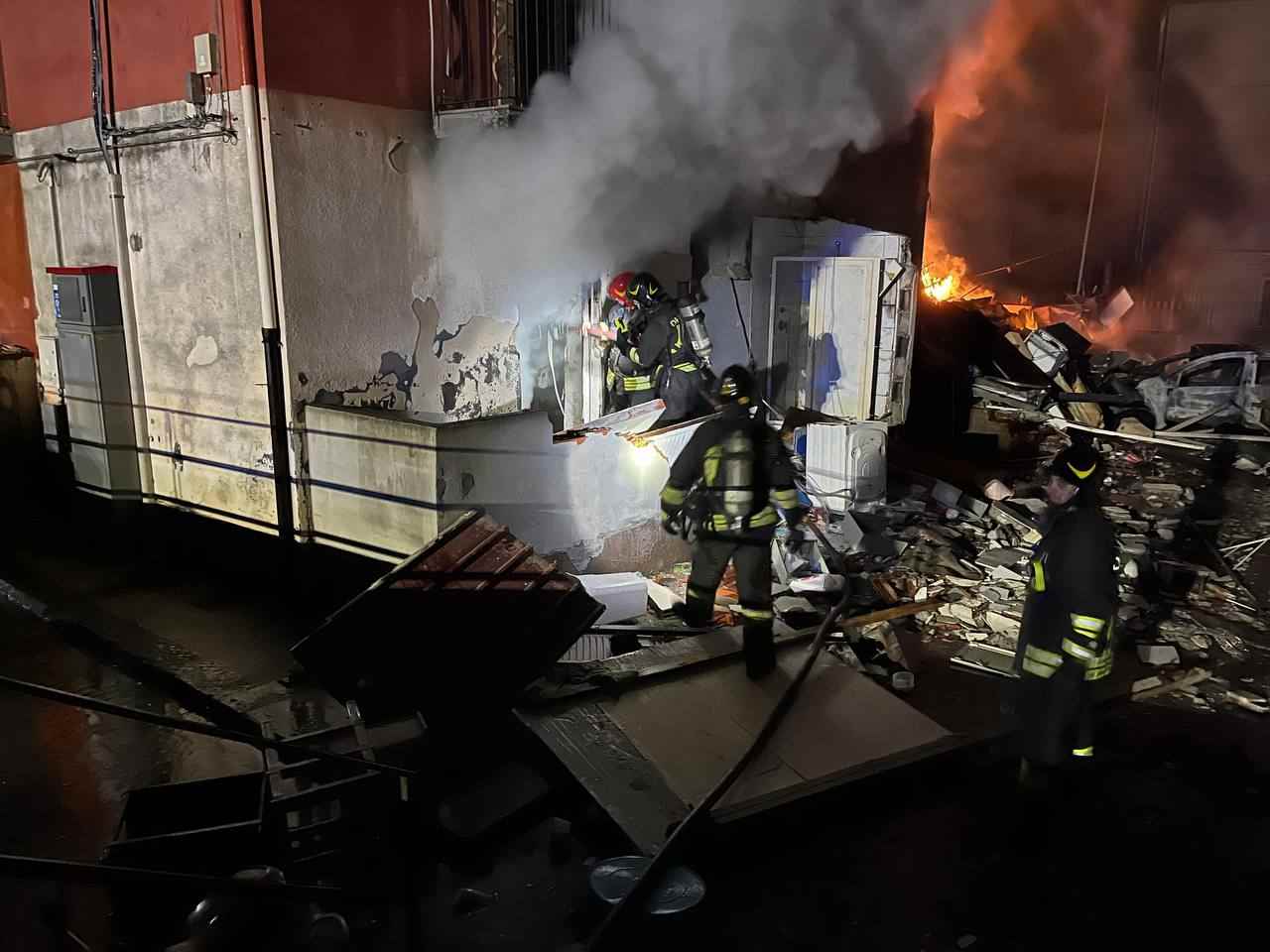 FOTO e VIDEO | La spaventosa esplosione di Catania, le palazzine crollate e l’area in fiamme