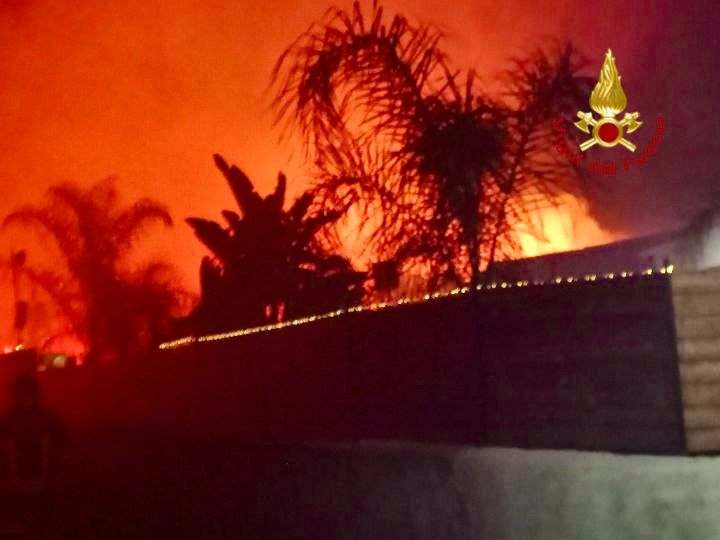 FOTO | Paura a Catania, devastante incendio minaccia abitazioni vicine all’Oasi del Simeto